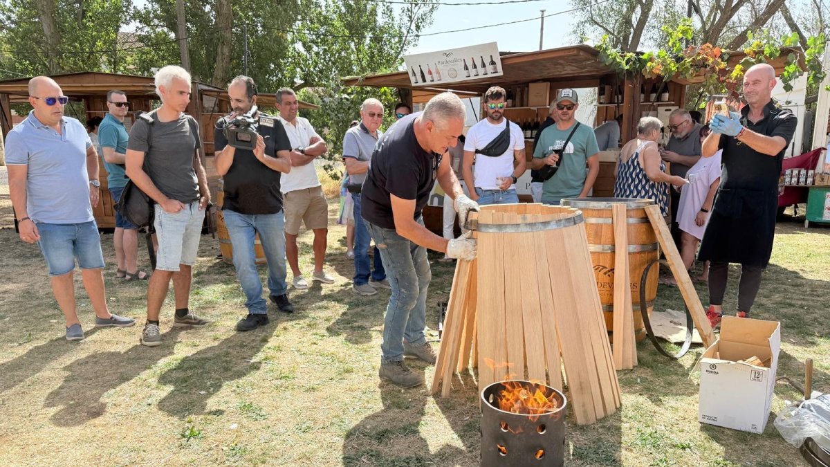 Demostración de montaje de  barricas de roble utilizadas por bodegas de la DO León