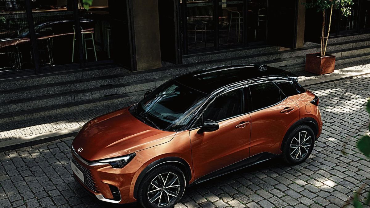 Lexus: a bordo… del LBX