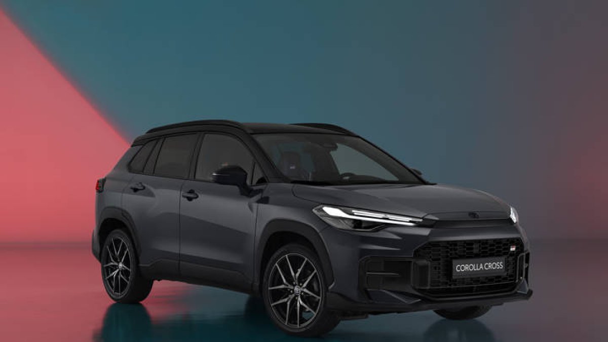 Toyota lanza un órdago al segmento SUV compacto con el actualizado Corolla Cross: parrilla frontal rediseñada, nuevas ópticas y paragolpes, a la vez que propone un interior más confortable y moderno.