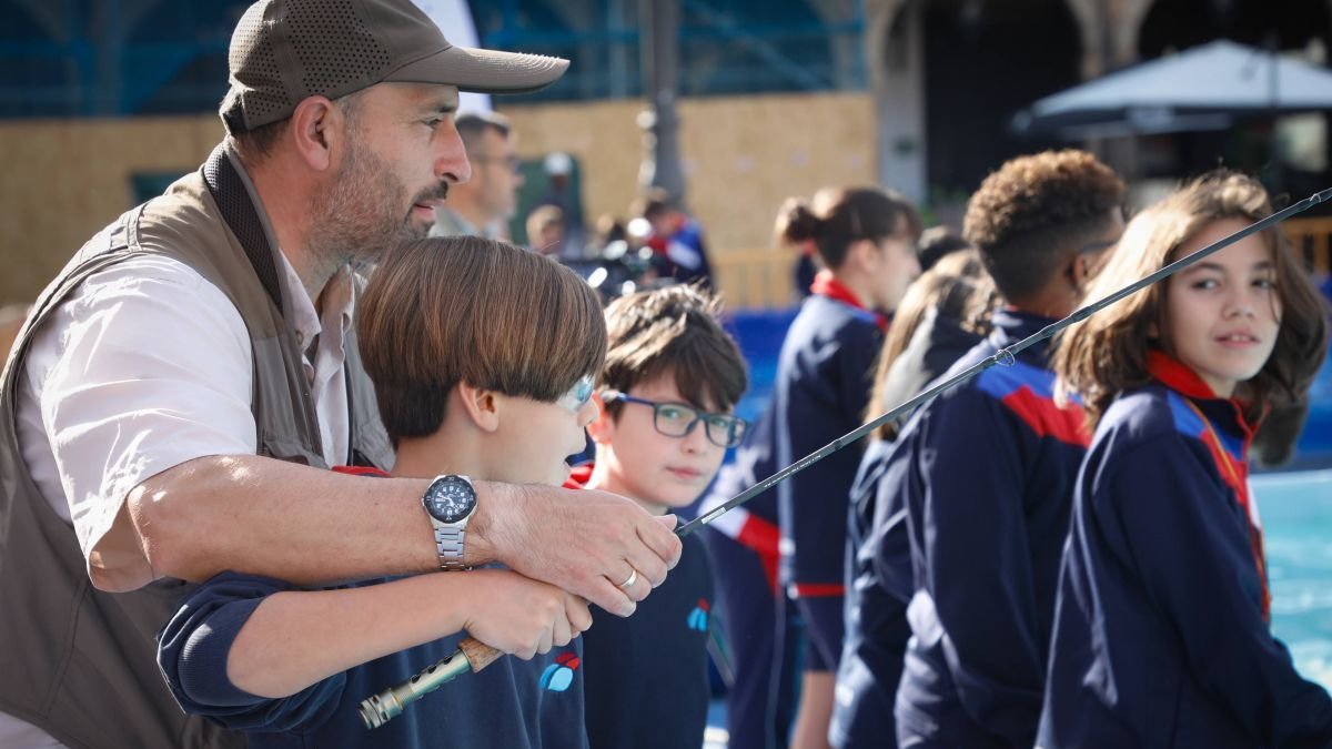 La plaza Mayor luce estos días como uno de los principales escenarios de actividad de la feria Destino Pesca-LVII Semana Internacional de la Trucha de León.