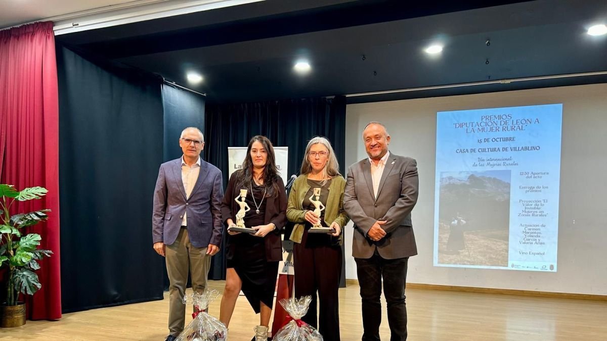 Las galardonas junto con el presidente de la institución provincial y el diputado de Servicios Sociales.