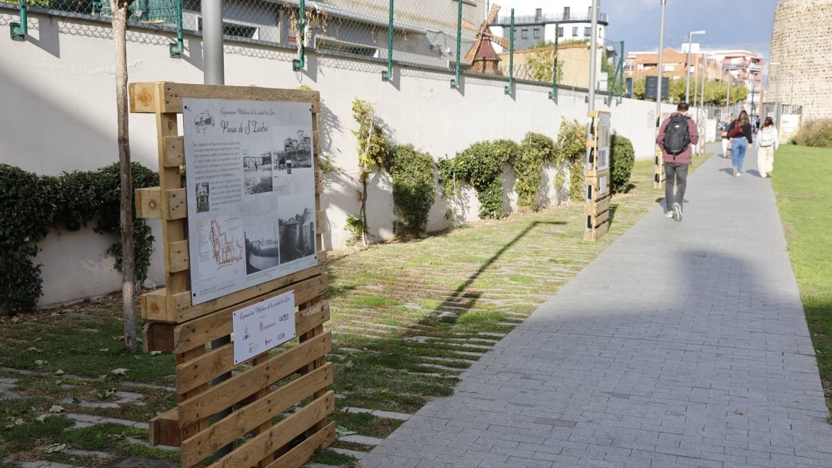 Uno de los palés utilizados como soporte para mostrar fotos y planos de los molinos de León capital.