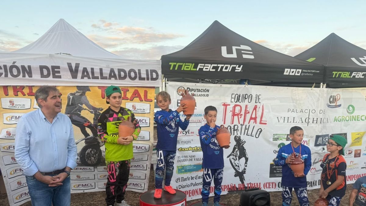 Lucas Fernández en el podio de Íscar en TRB escoltado por Noel Castro y Saúl Guerrero.