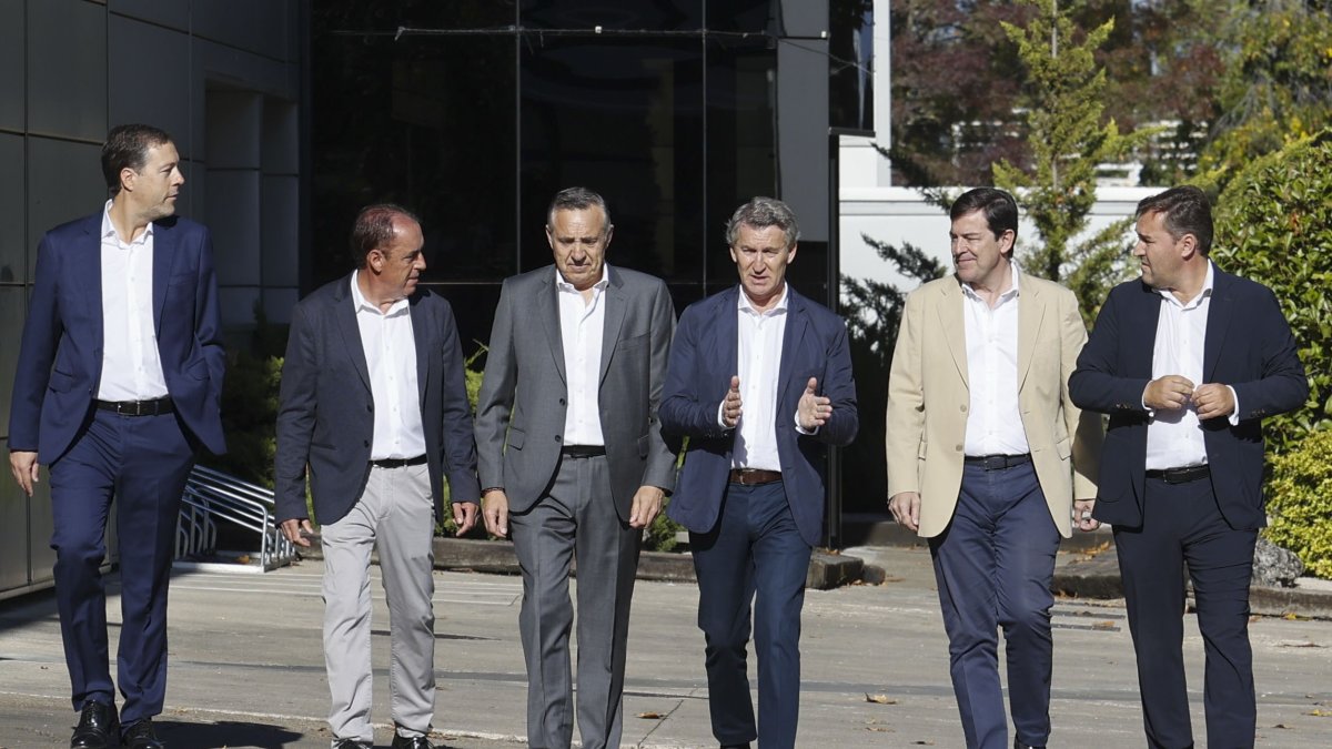Feijóo, Mañueco y cargos del PP  a su llegada a la fábrica de Cartonajes Izquierdo (INSOCA) para un acto con autónomos en Soria.
