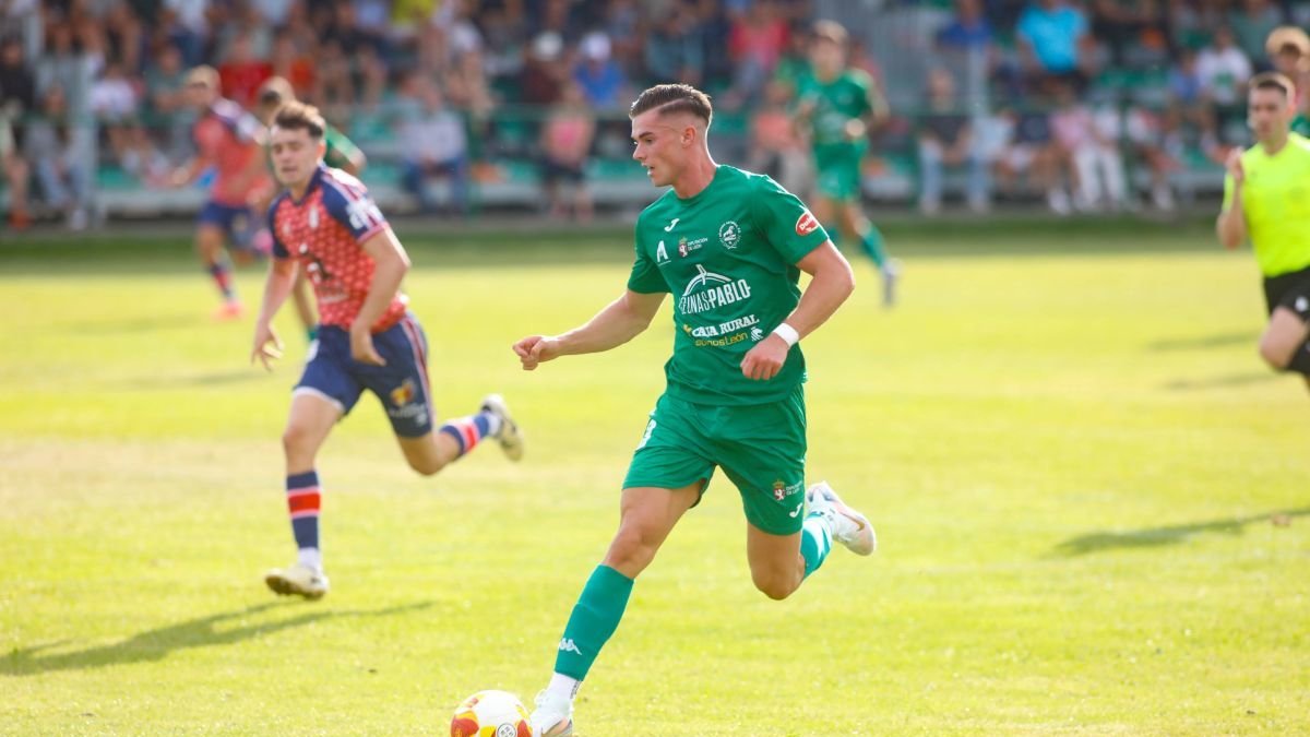 Mario no pudo acertar ante el área del Rayo Cantabria a pesar de contar con ocasiones.