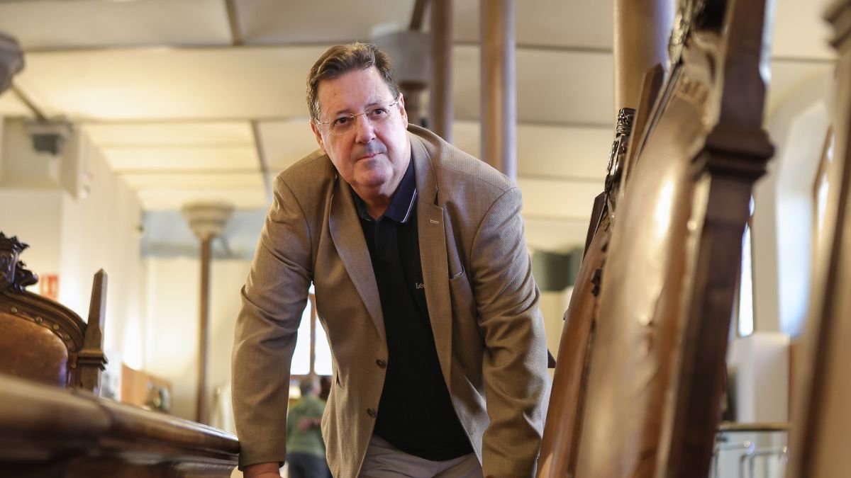 José María Fernández Chimeno, la semana pasada en el interior del Museo Casa Botines. Abajo, el Palacio Episcopal de Astorga.