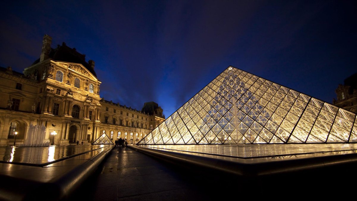 Foto de archivo con una vista de la pirámide de la entrada al museo del Louvre, en París EFE/IAN LANGSDON.
