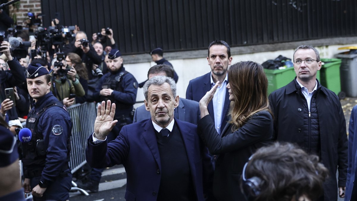 Sarkozy, acompañado de su esposa Carla Brun, antes de entrar en prisión.