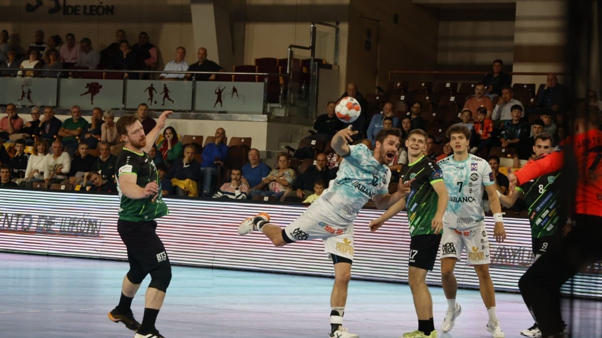 El Abanca Ademar plantó cara al Nexe al que pudo ganar aunque al final cerraba el partido frente a los croatas con empate.