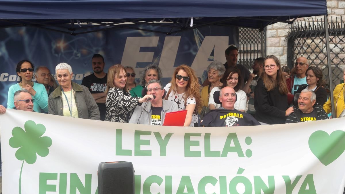 Foto de archivo de los pacientes de ELA de León en una de sus concentraciones en Botines.