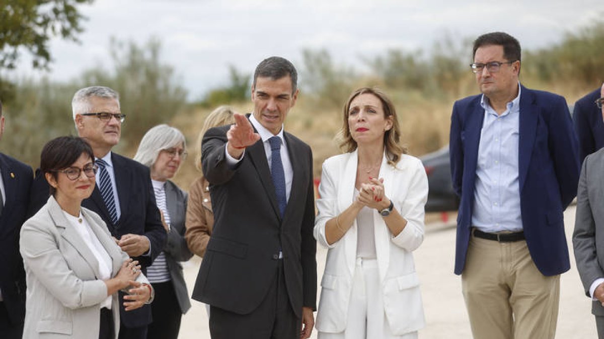 Pedro Sánchez (c) y el ministro para la Transformación Digital y de la Función Pública, Óscar López (i) estarán en León