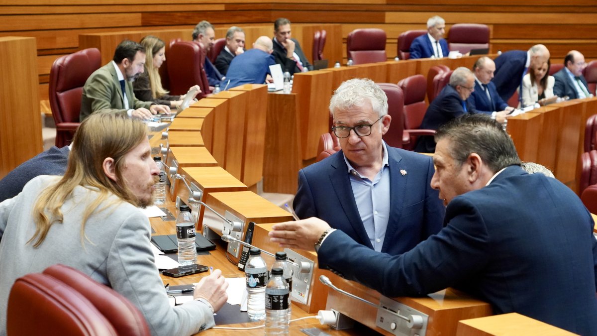 Pablo Fernández (Podemos), Luis Mariano Santos (UPL) y Ángel Ceña conversan en el Pleno de las Cortes