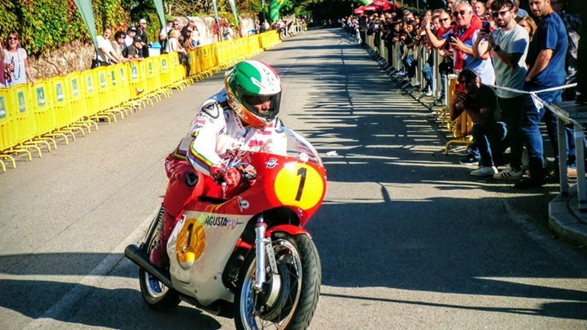 Giacomo Agostini a los mandos de la MV Agusta 500.