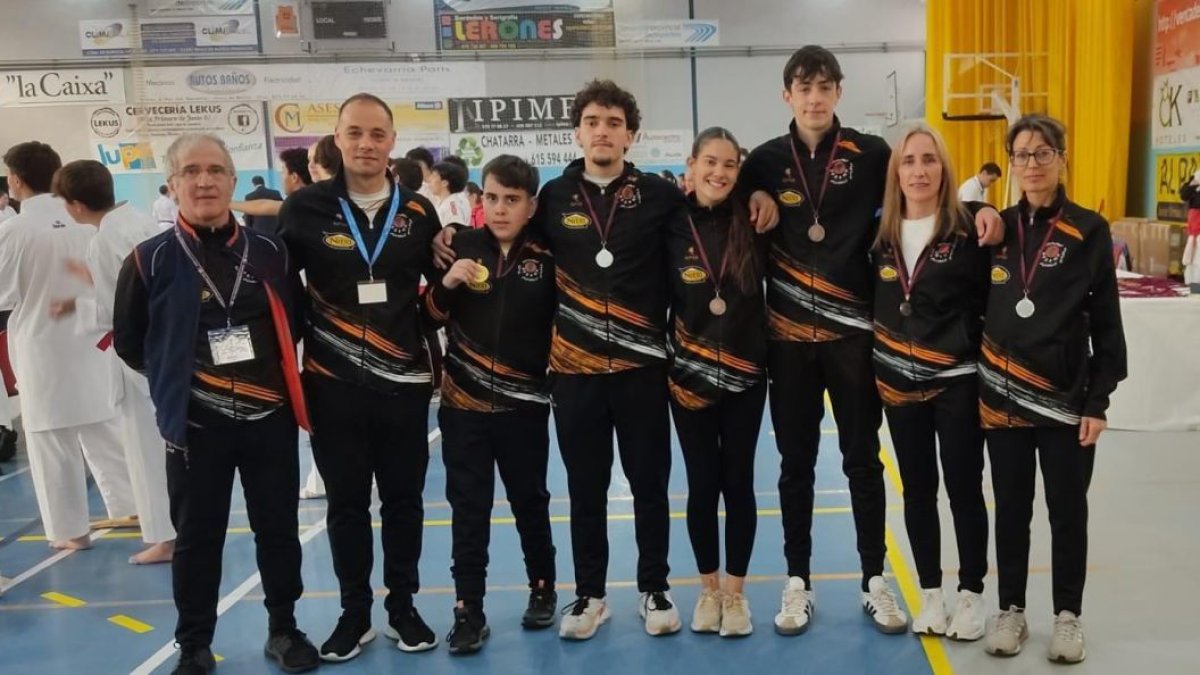 Manuel Ortega (izquierda) con los competidores del Okinawa.