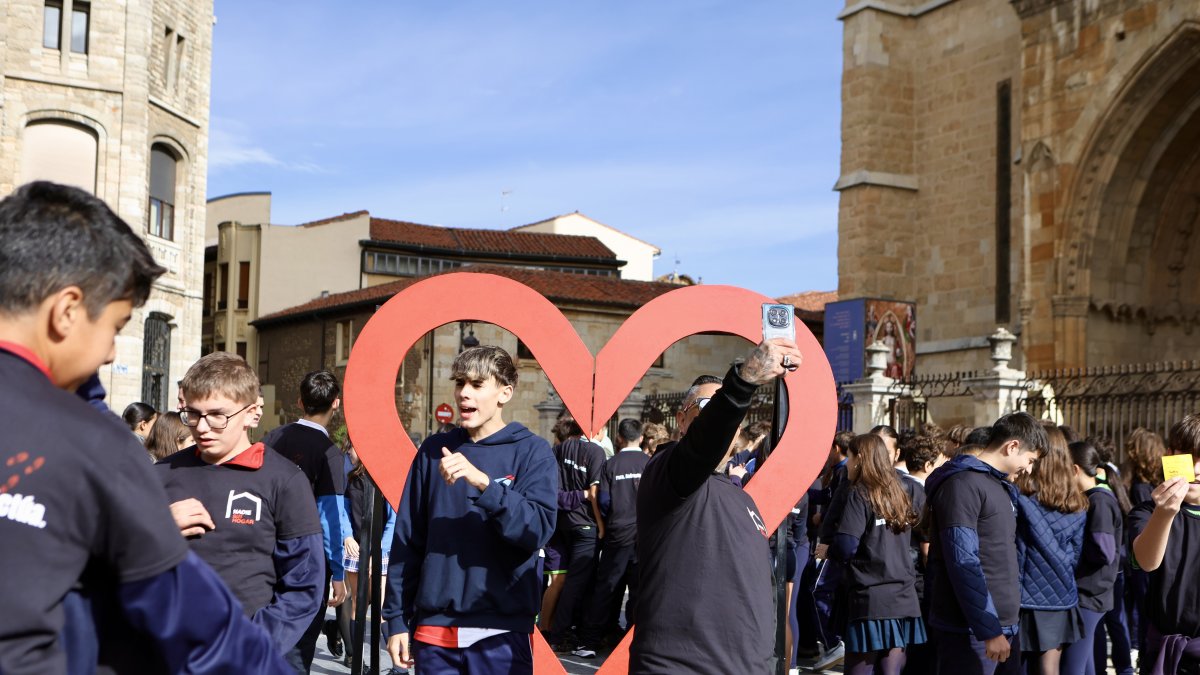 Escolares de los colegios Carmelitas y Virgen Blanca participaron en la marcha reivindicativa