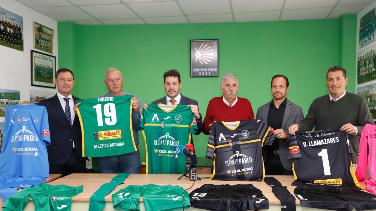 Momento de la presentación de las nuevas equipaciones del Atlético Astorga.