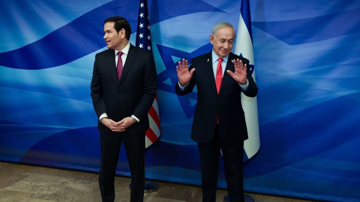 Benjamin Netanyahu conversa con Marco Rubio.