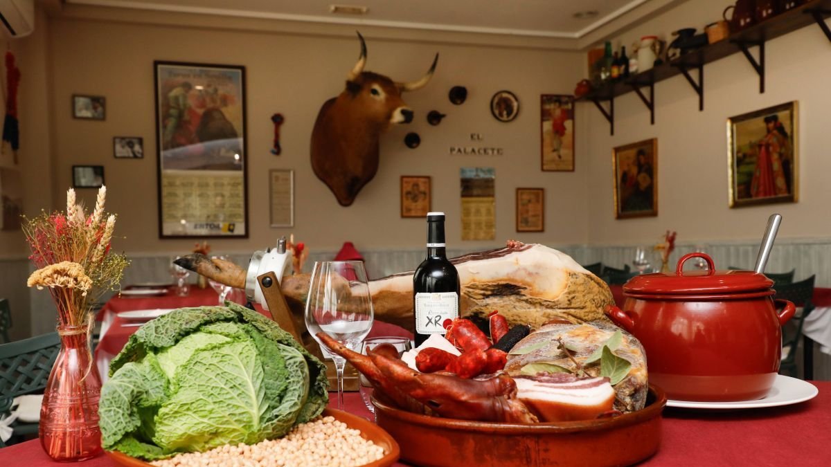 El restaurante El Palacete, de la mano de David Martínez, gerente y jefe de cocina, se ha convertido por méritos propios en un referente de la buena y sabrosa cocina. Tradición, calidad y estilo propio son sus credenciales.