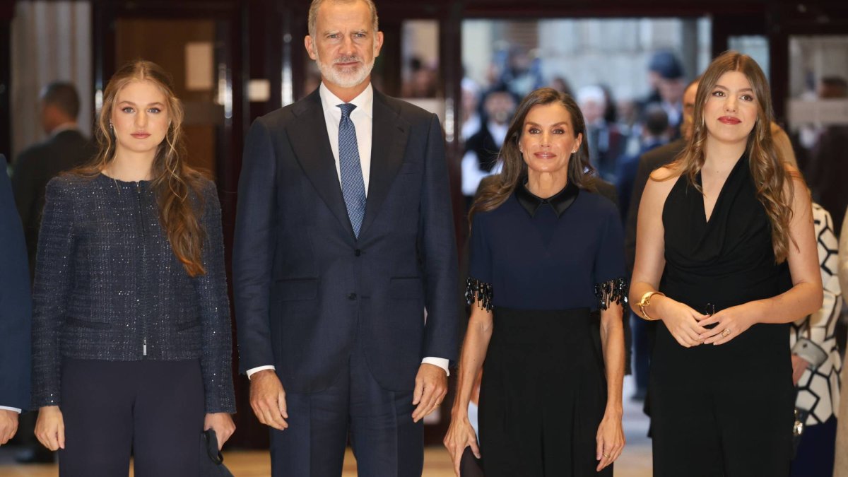 Un estilismo coordinado en tonos oscuros, brillo contenido y melena suelta que transmite elegancia, cohesión y modernidad institucional.