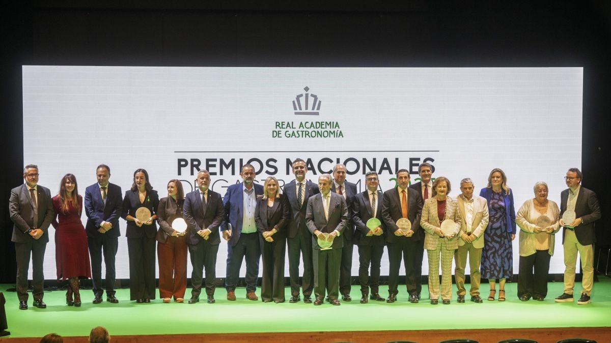 Foto de familia de los premiados en la 51 edición de los Premios Nacionales de Gastronomía que concede anualmente la Real Academia de Gastronomía.