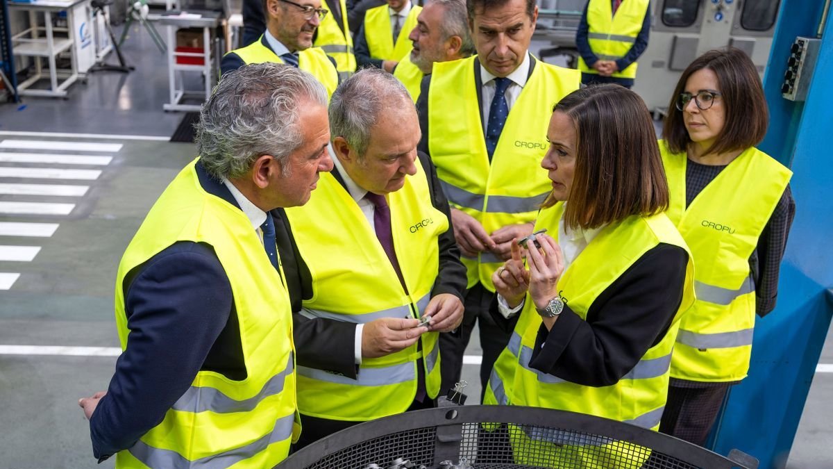 Hereu durante su visita a la fábrica de componentes automovilísticos.