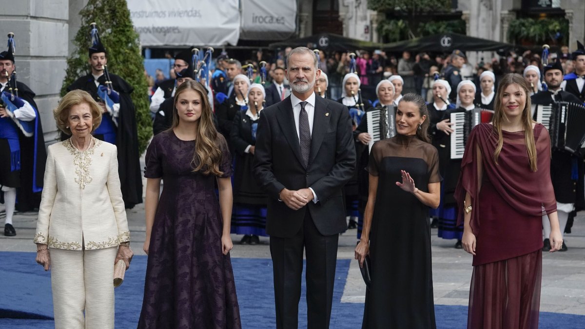 De la sobriedad de Leonor a la sofisticación de Sofía: los look más  espectaculares de los Premios Princesa de Asturias