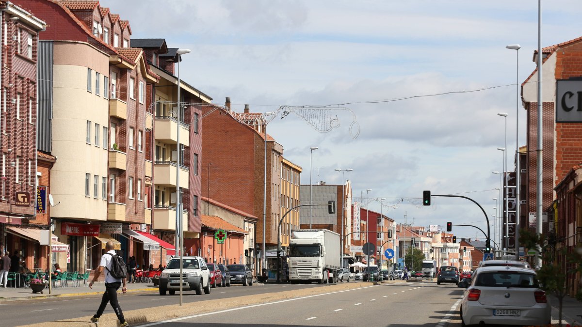 El 25% de los vehículos que cruzan La Virgen del Camino son camiones y Valverde quiere rescatar el tramo como una verdadera calle principal.