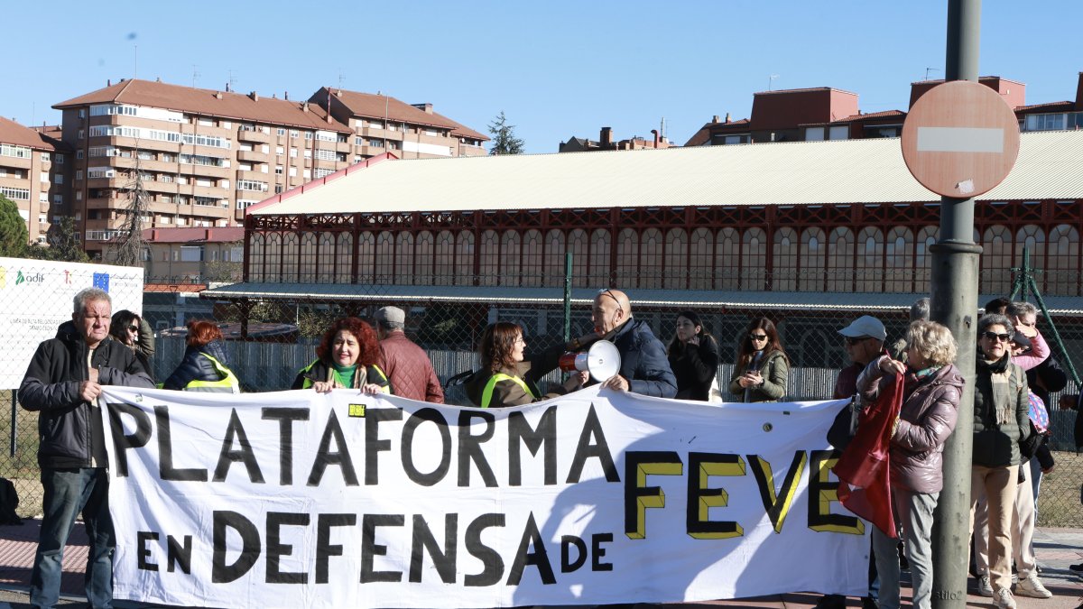 Las plataformas y asociaciones se concentran para recibir al presidente del Gobierno a su llegada al Palacio de Exposiciones