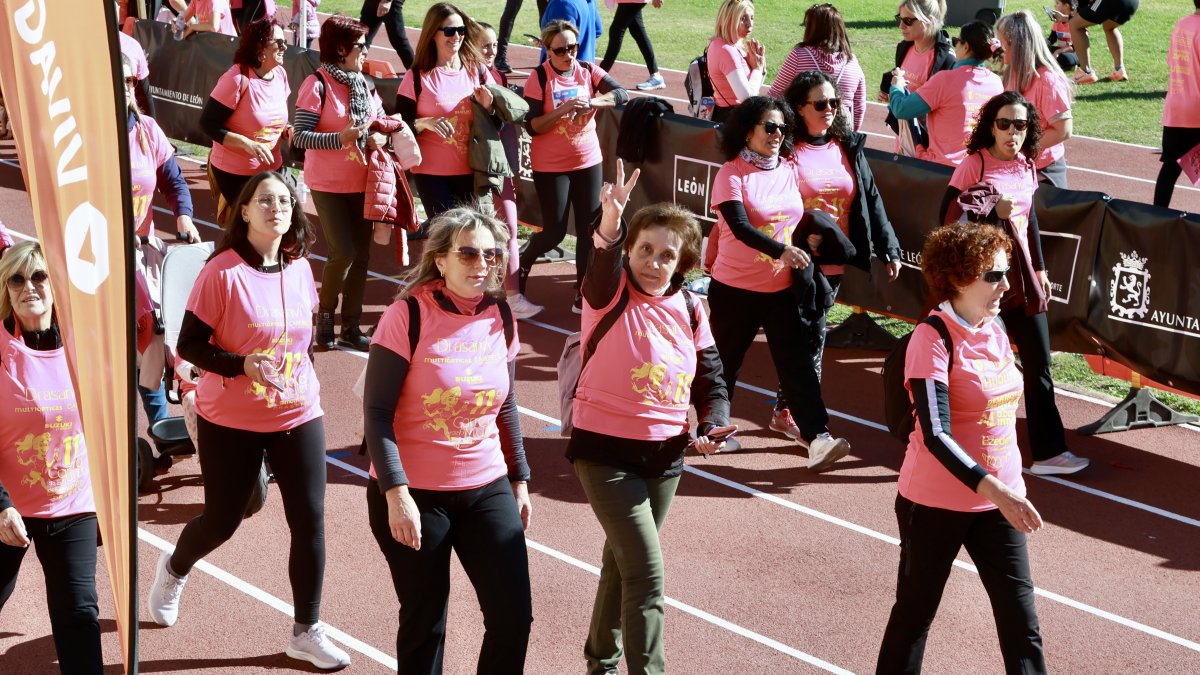 Una mujer hace el signo de la victoria al finalizar la exitosa Carrera de la Mujer en León.