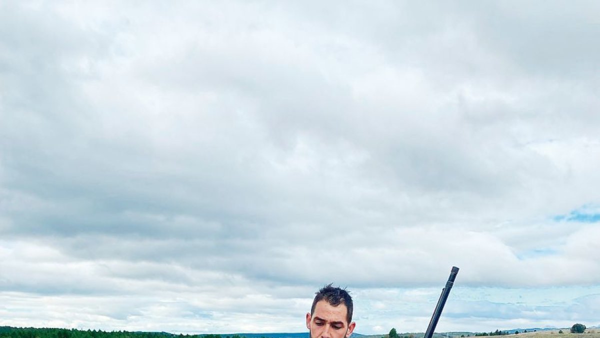 Borja Llamazares salió a cazar ayer con sus perros Bimba y Dana. En la foto con uno de ellos.