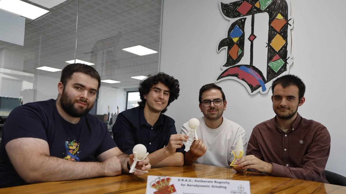 Guillermo Alba Buitrón, Christian González Pérez, Alejandro Gil Getino y Luis García Aparicio, creadores del prototipo.