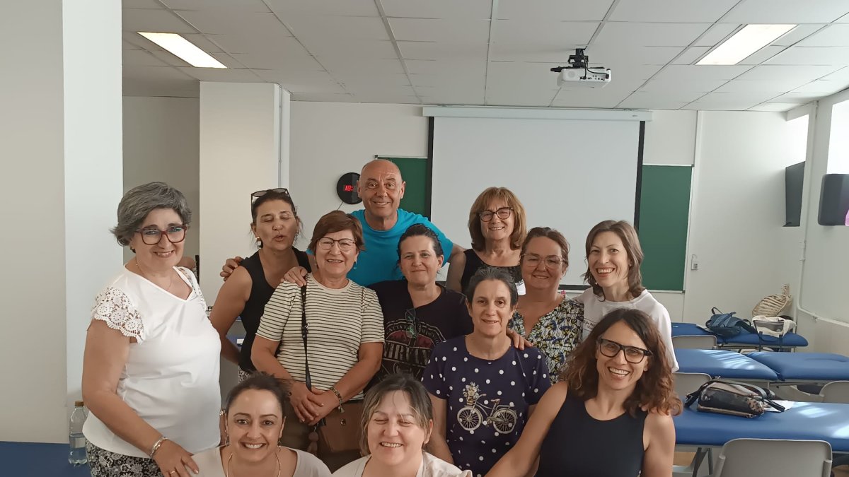 as fisioterapeutas de la Gasbi Yolanda Escribano y Ana Martínez junto con el primer grupo del taller