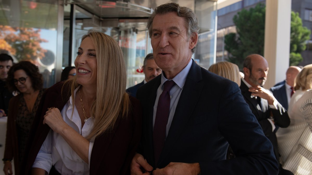 La presidenta de la Junta de Extremadura, María Guardiola, y el presidente del PP, Alberto Núñez Feijóo, durante la gala de los XXIV Premios Autónomo del Año, en el Auditorio Santander, a 27 de octubre de 2025, en Madrid.