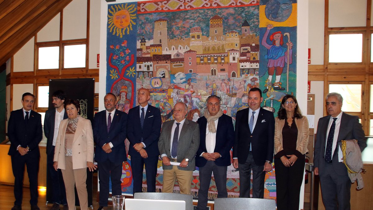 Gonzalo Santonja, flanqueado por el alcalde de León, José Antonio Diez, y el de Astorga, José Luis Nieto, en la apertura del acto de constitución del Comité de Honor del Año Gaudí 2026