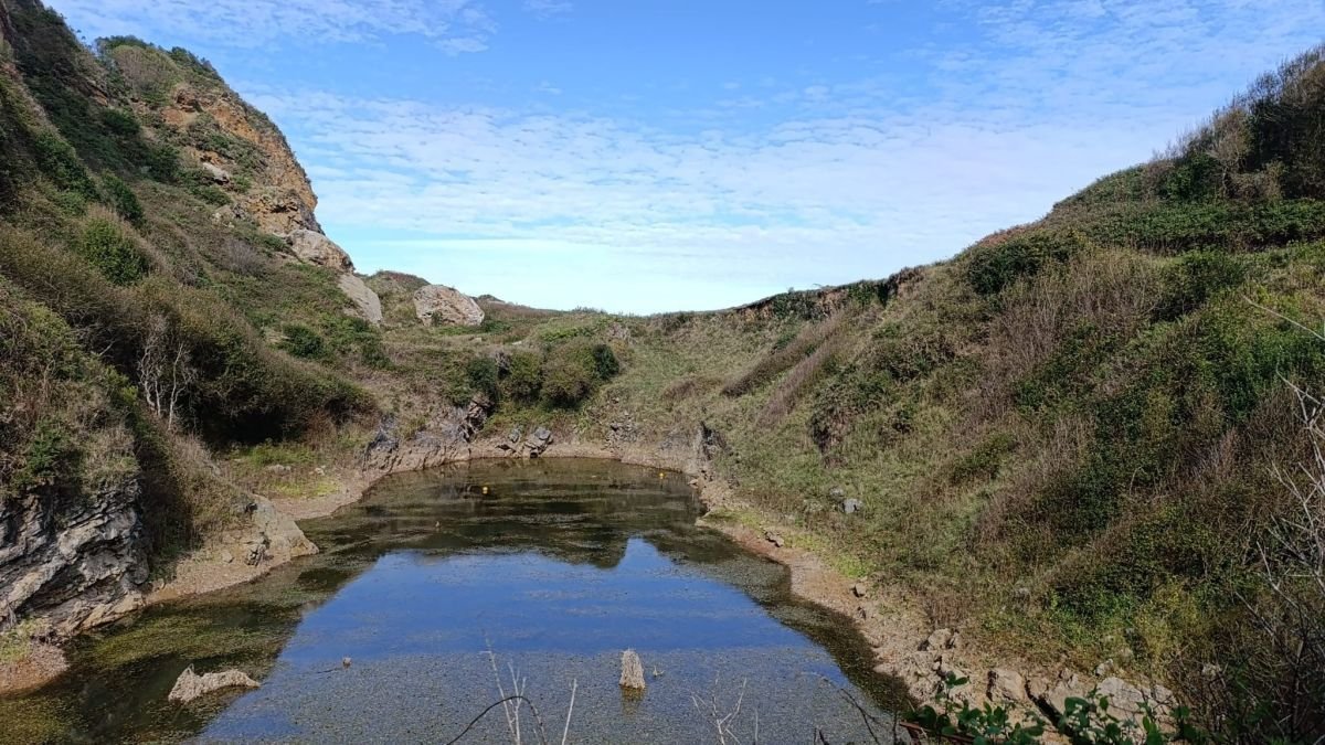 La balsa donde están los coches arrojados por Antonio Da Silva en los años 80.