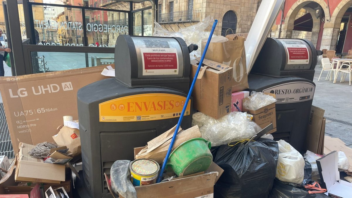 Basura desparramada junto a los contenedores de recogida neumática