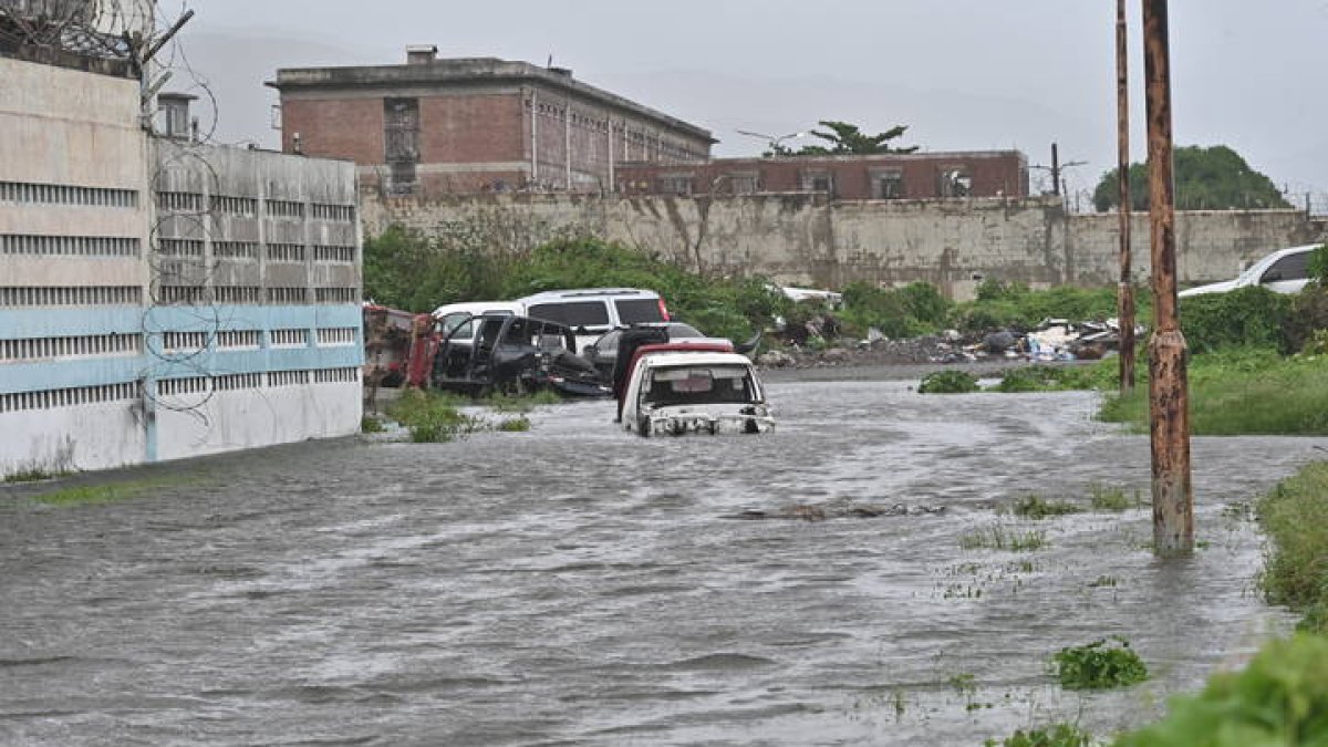 Fotografía de una calle inundada debido al paso del huracán Melissa este martes, en Kingston (Jamaica). El potente huracán Melissa tocó tierra en Jamaica con vientos máximos sostenidos cercanos a los 295 kilómetros por hora (185 millas), lluvias torrenciales y marejadas que amenazan con provocar inundaciones y daños catastróficos. EFE/Rudolph Brown