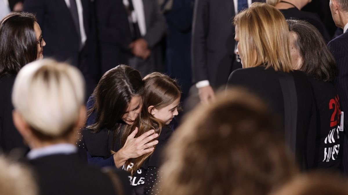 La reina Letizia junto a una de las niñas víctimas de la dana.
