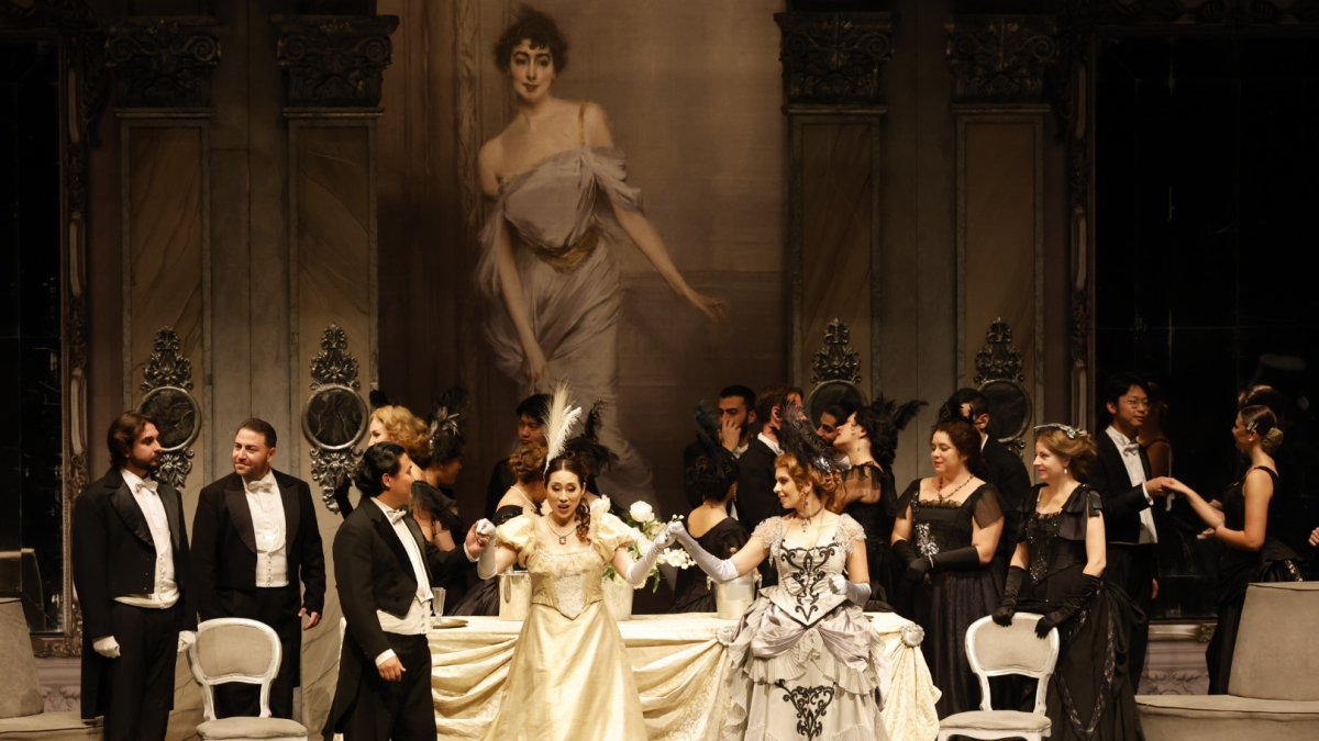Escena de 'La Traviata', ayer en el Auditorio.