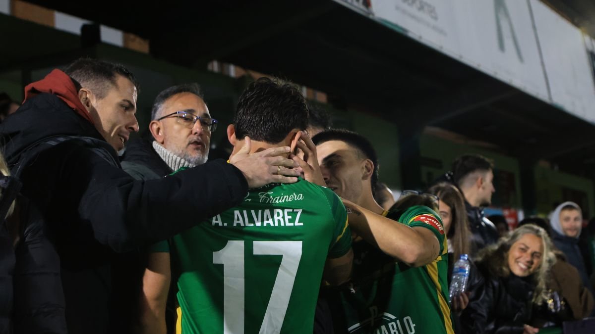 Adri Álvarez, autor del gol del empate y que fallaba en la tanda de penaltis, es consolado por compañeros y amigos tras acabar el partido frente al Mirandés.