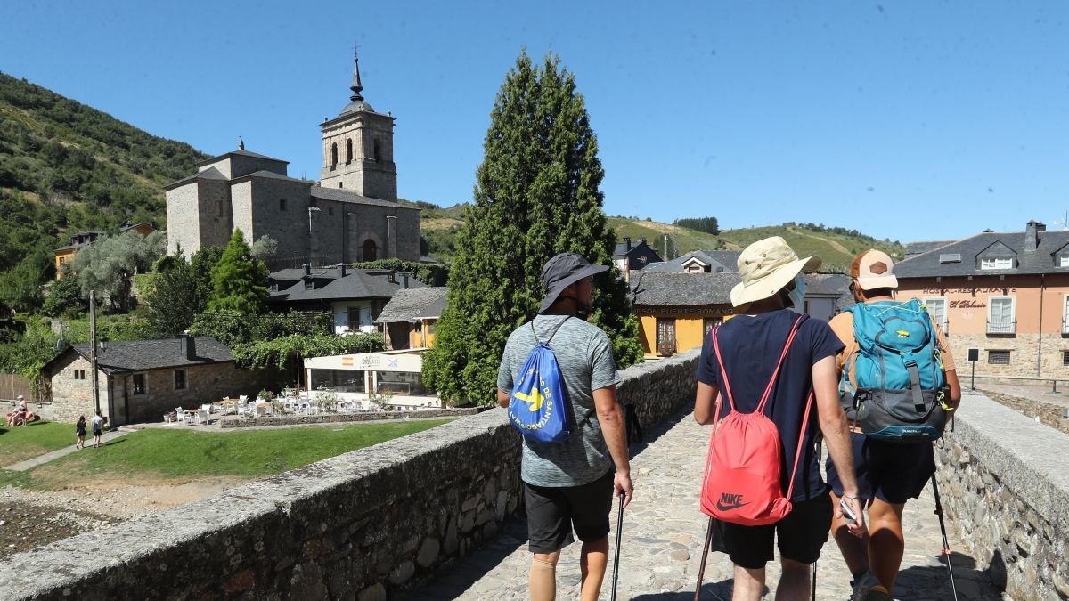 Un grupo de turistas disfruta del entorno rural de la provincia.