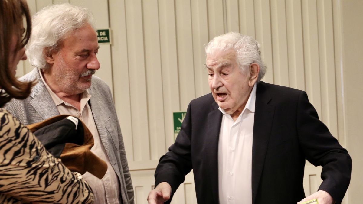 Imagen de un encuentro en la Biblioteca Nacional de Julio Llamazares y Antonio Gamoneda.