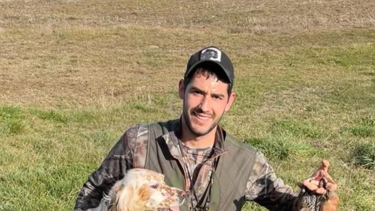 Borja Llamazares con uno de sus perros y varias piezas cobradas en el estreno de la temporada.