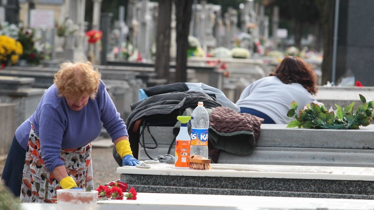 Imagen de archivo de los días previos a la celebración de Todos los Santos en el cementerio de Puente Castro.