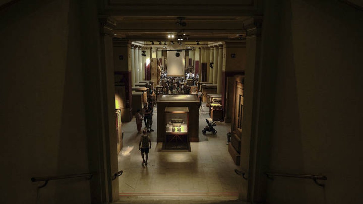 Visitantes recorren hoy viernes las salas del Museo de Antigüedades Egipcias de El Cairo, que alberga aún colecciones dedicadas a la civilización faraónica, con estatuas, sarcófagos y objetos funerarios de distintas dinastías