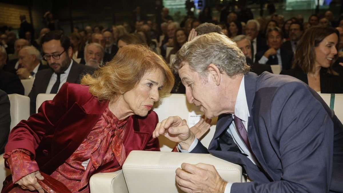 Feijóo conversa con Ana Botella durante la presentación del nuevo libro de Aznar, el jueves en Madrid.