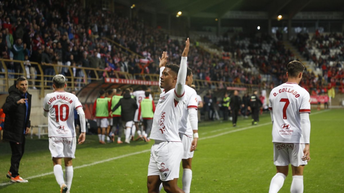 Lucas Ribeiro celebra con la afición culturalista el gol de la primera victoria en el estadio Reino de León.