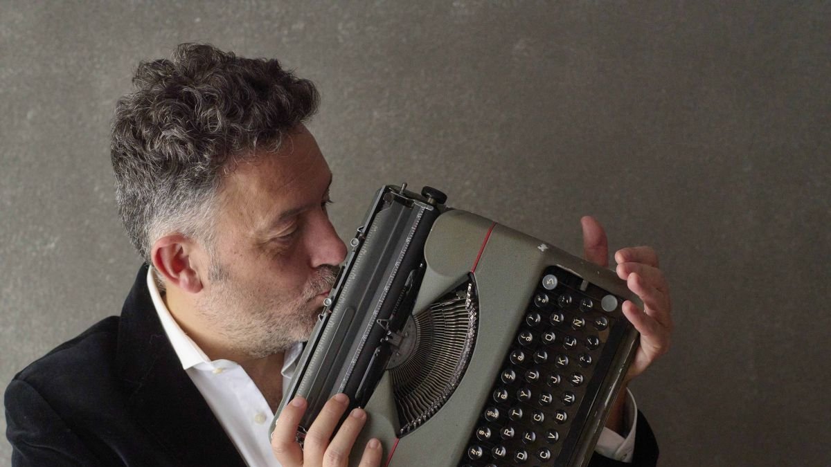 Mikel Santiago, aclamado escritor español dentro del género del thriller, vuelve a las librerías con 'La chica del lago'.