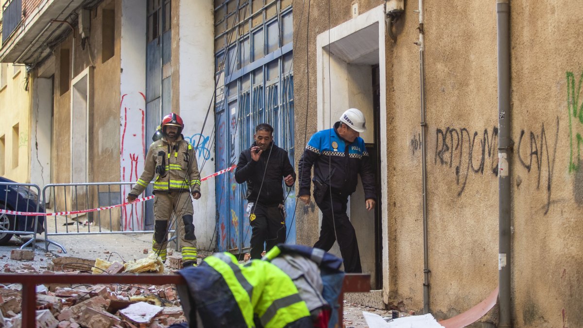 Una explosión registrada en una vivienda en la Calle Diego Acebes ha afectado a la fachada y ocasionado varios heridos, uno de ellos trasladado a Burgos. En la imagen, efectivos de policía municipal y bomberos acceden al inmueble.