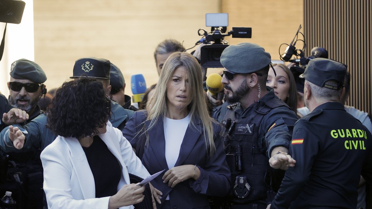 Maribel Vilaplana, la periodista que comió con el president de la Generalitat, Carlos Mazón, el 29 de octubre de 2024, el día de las inundaciones que causaron 229 muertos, a su llegada este lunes a los juzgados de Catarroja.